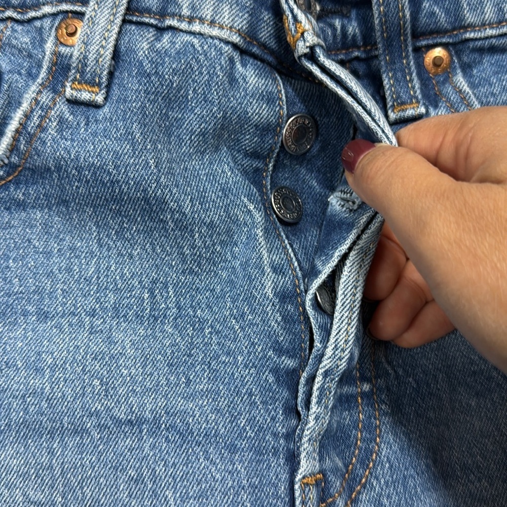 Levis 501 Classic Blue Denim Women's Shorts. Size 27 - Picture 3 of 6